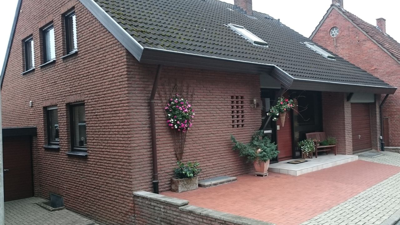 Außenansicht und Hauseingang Außenansicht und Hauseingang